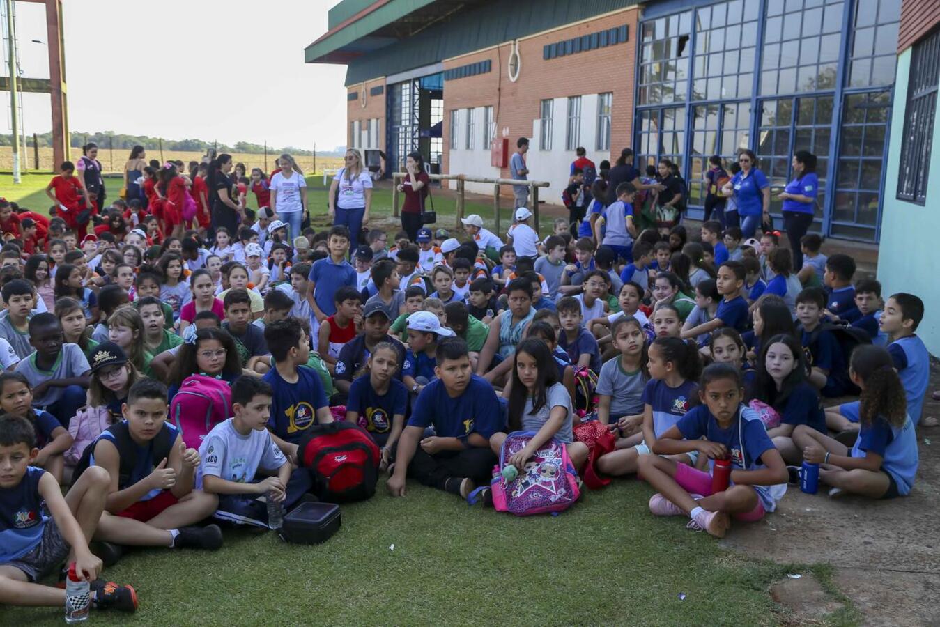 Cerca de dois mil estudantes fizeram oficinas sobre Cultura Gaúcha, Nó de Lenço, Chimarrão e de Lida Campeira com os CTGs de Toledo
