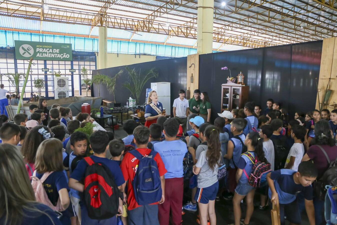 Cerca de dois mil estudantes fizeram oficinas sobre Cultura Gaúcha, Nó de Lenço, Chimarrão e de Lida Campeira com os CTGs de Toledo