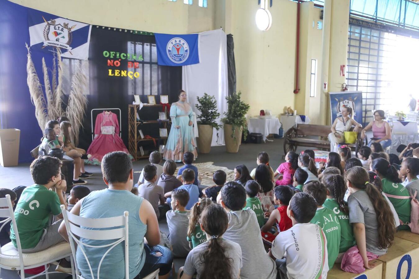 Cerca de dois mil estudantes fizeram oficinas sobre Cultura Gaúcha, Nó de Lenço, Chimarrão e de Lida Campeira com os CTGs de Toledo