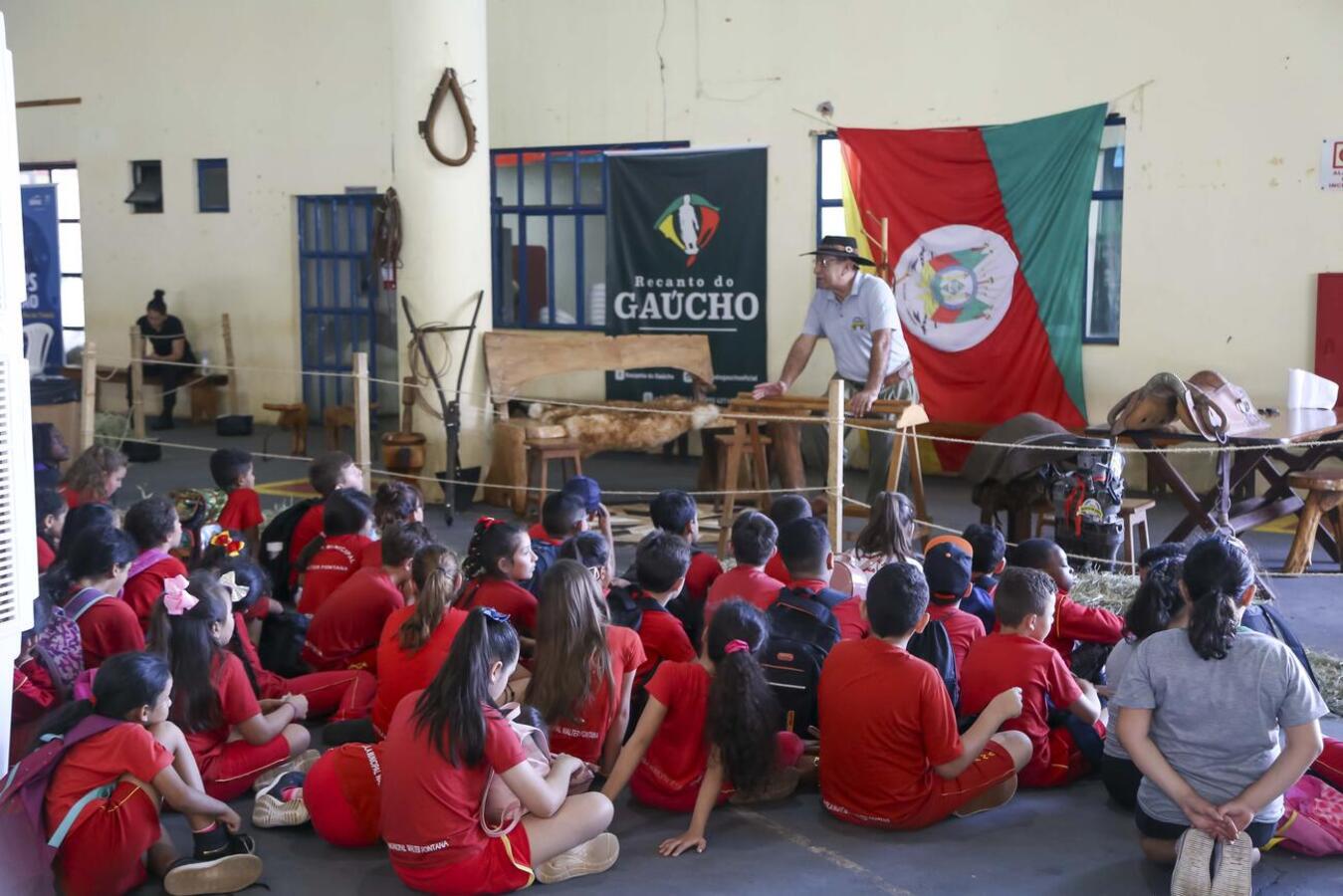 Cerca de dois mil estudantes fizeram oficinas sobre Cultura Gaúcha, Nó de Lenço, Chimarrão e de Lida Campeira com os CTGs de Toledo