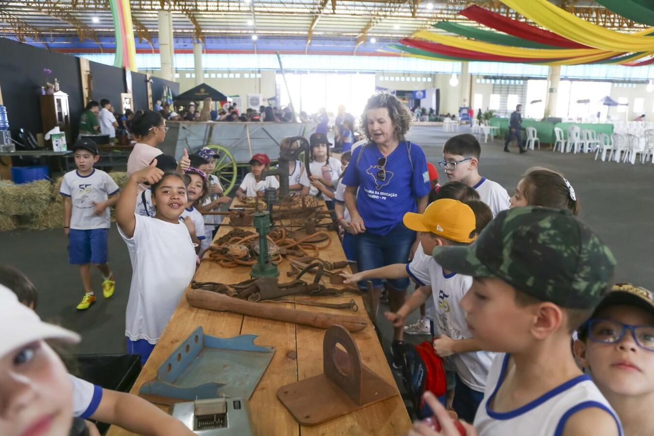 Cerca de dois mil estudantes fizeram oficinas sobre Cultura Gaúcha, Nó de Lenço, Chimarrão e de Lida Campeira com os CTGs de Toledo