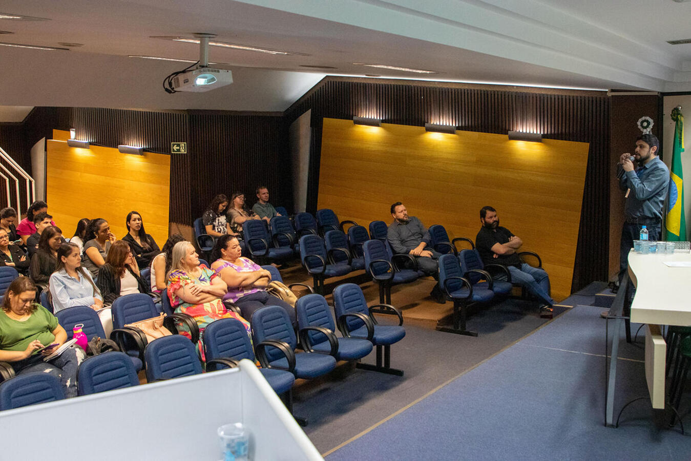 Prefeito Beto Lunitti compareceu, na manhã desta quarta-feira (25), no auditório da FAG/Toledo, à abertura de evento que reuniu técnicos de 48 municípios da região