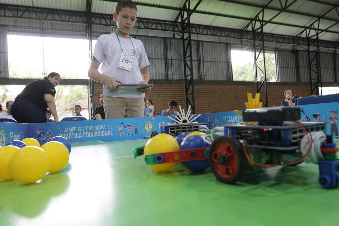 Alunos das 36 escolas municipais de Toledo se enfrentam com os robôs construídos nas aulas de robótica