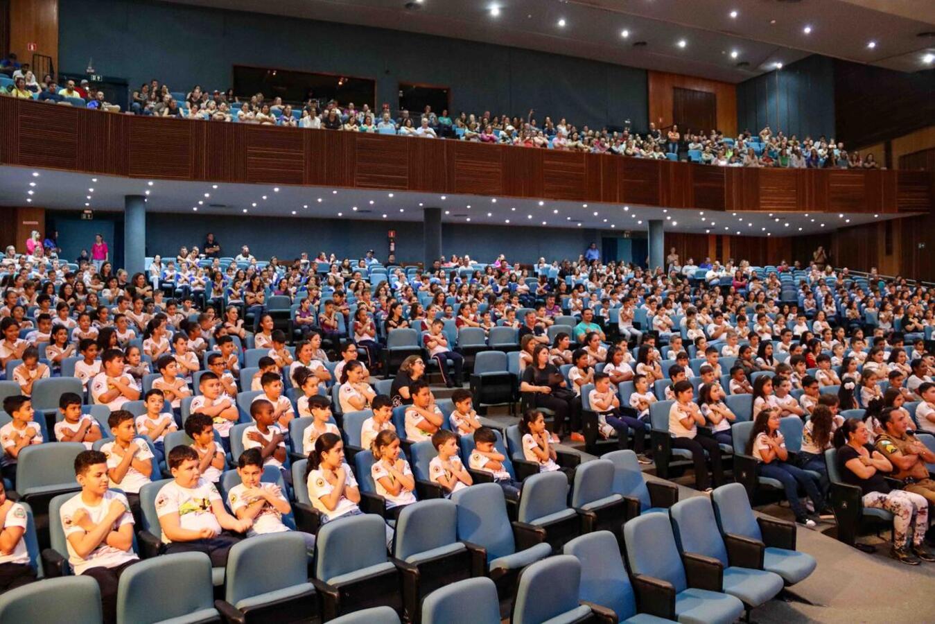 Teatro Municipal foi palco de mais uma formatura do PROERD