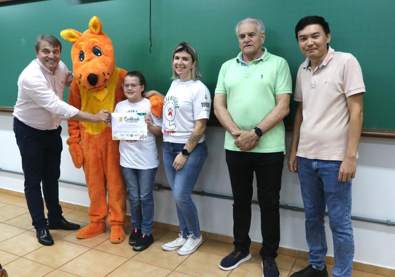O Programa Veterinário Mirim é realizado pelo Município de Toledo, por meio de diversas secretarias, em parceria com a Pontifícia Universidade Católica do Paraná (PUC-PR)