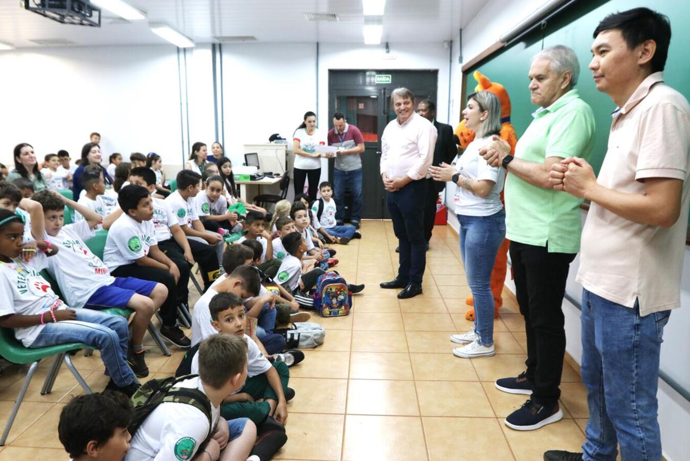 O Programa Veterinário Mirim é realizado pelo Município de Toledo, por meio de diversas secretarias, em parceria com a Pontifícia Universidade Católica do Paraná (PUC-PR)