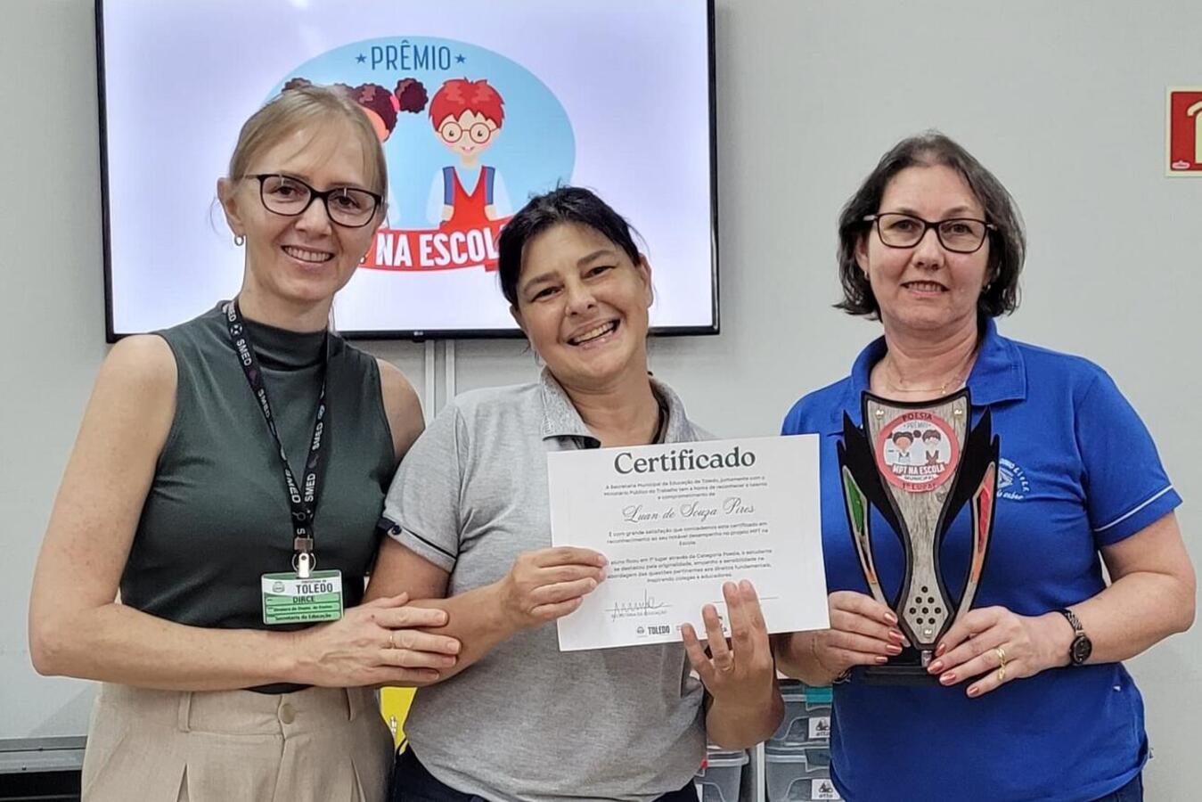 Entrega de troféus e certificados a autores de desenhos, poesias, contos e música foi realizada na última sexta-feira (17), na sede da Secretaria da Educação (Smed)
