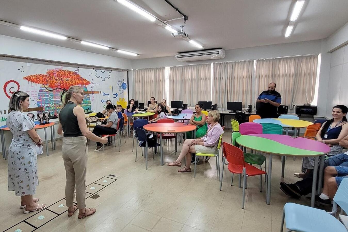 Entrega de troféus e certificados a autores de desenhos, poesias, contos e música foi realizada na última sexta-feira (17), na sede da Secretaria da Educação (Smed)
