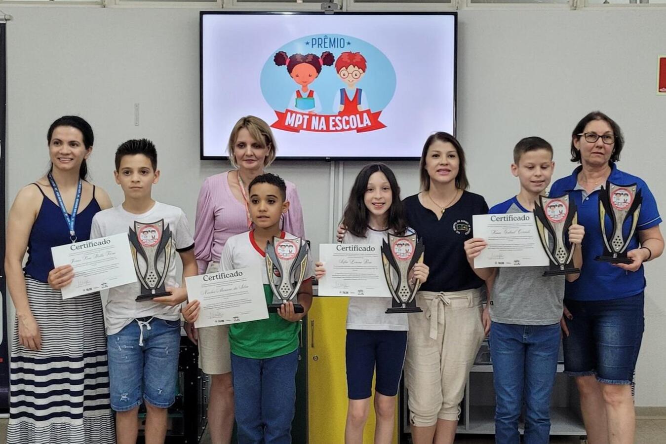 Entrega de troféus e certificados a autores de desenhos, poesias, contos e música foi realizada na última sexta-feira (17), na sede da Secretaria da Educação (Smed)