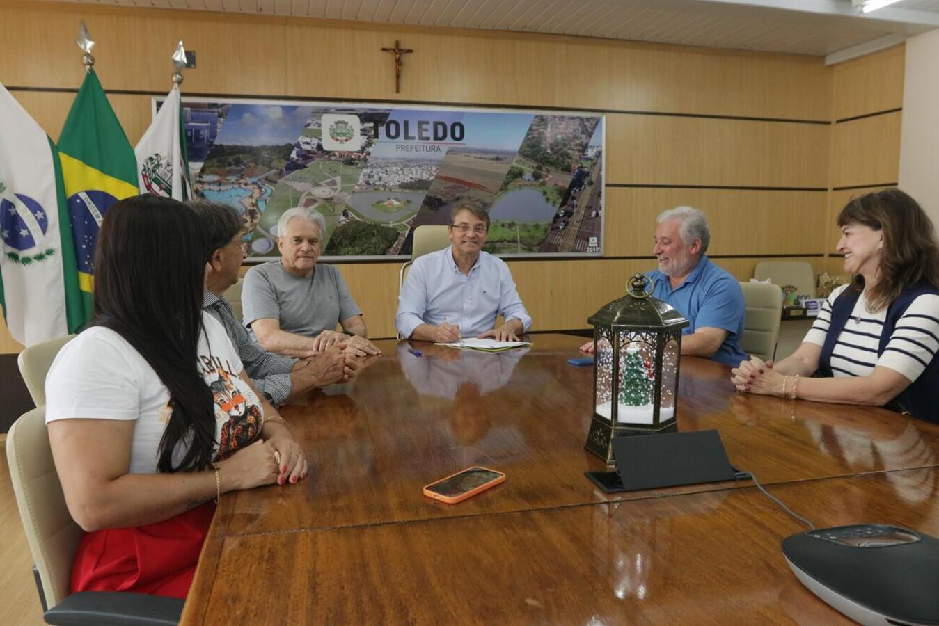 Atos realizados nesta terça (21) consolidam ações de apoio aos trabalhos realizados pela Casa de Maria e pelos grupos da terceira idade de Toledo