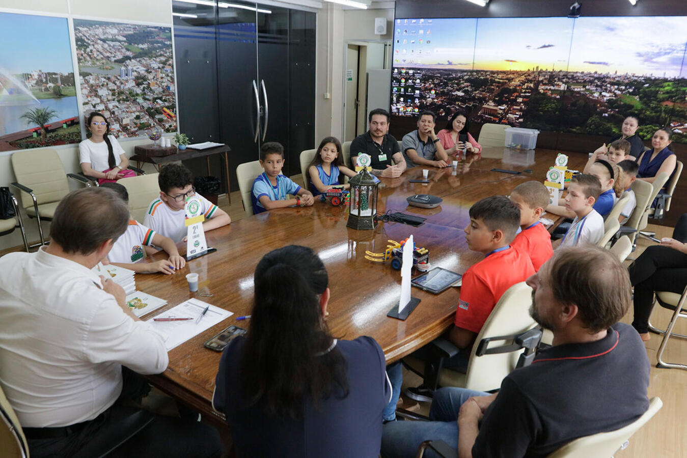 Os vencedores do Campeonato Municipal de Robótica Educacional foram recebidos pelo prefeito Beto Lunitti