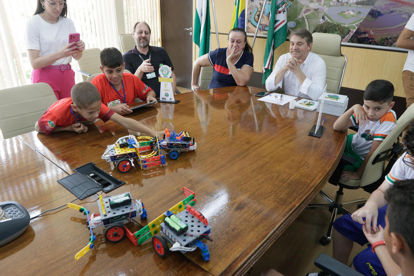 Os vencedores do Campeonato Municipal de Robótica Educacional foram recebidos pelo prefeito Beto Lunitti