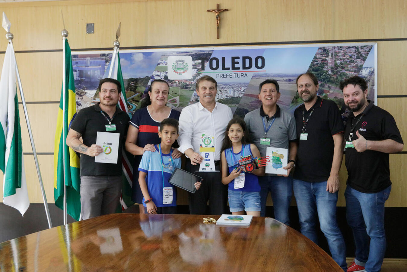 Os vencedores do Campeonato Municipal de Robótica Educacional foram recebidos pelo prefeito Beto Lunitti