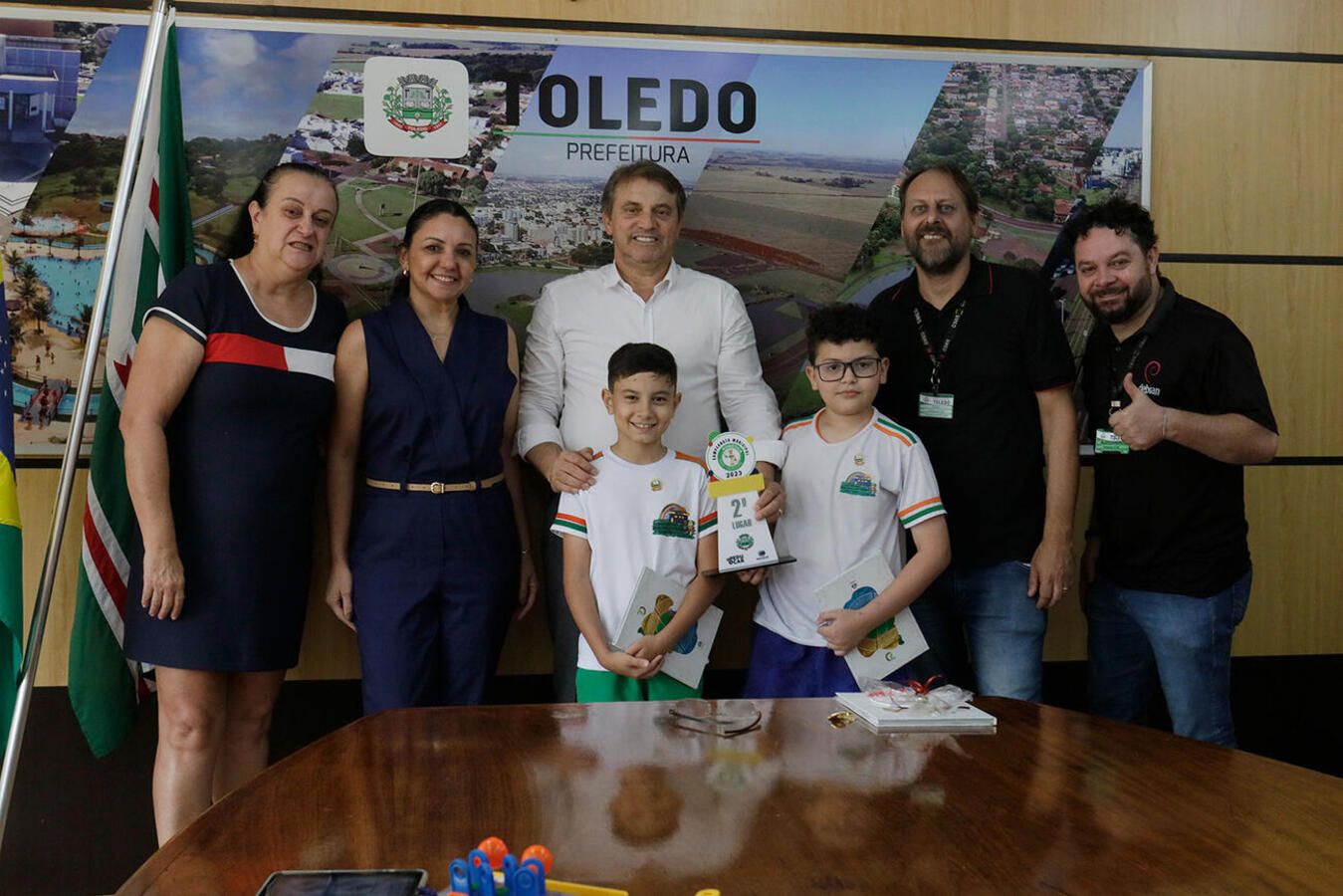 Os vencedores do Campeonato Municipal de Robótica Educacional foram recebidos pelo prefeito Beto Lunitti