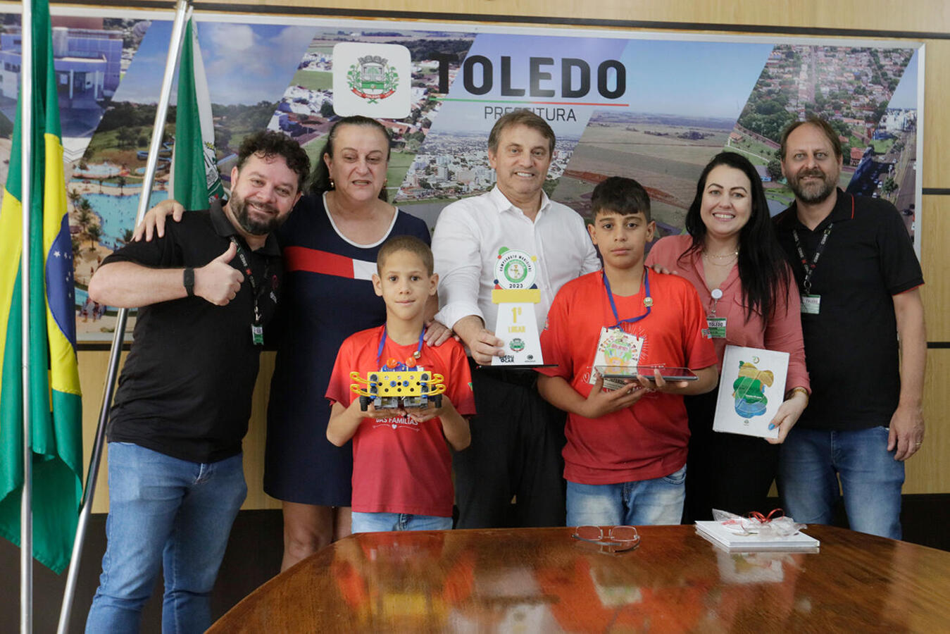 Os vencedores do Campeonato Municipal de Robótica Educacional foram recebidos pelo prefeito Beto Lunitti