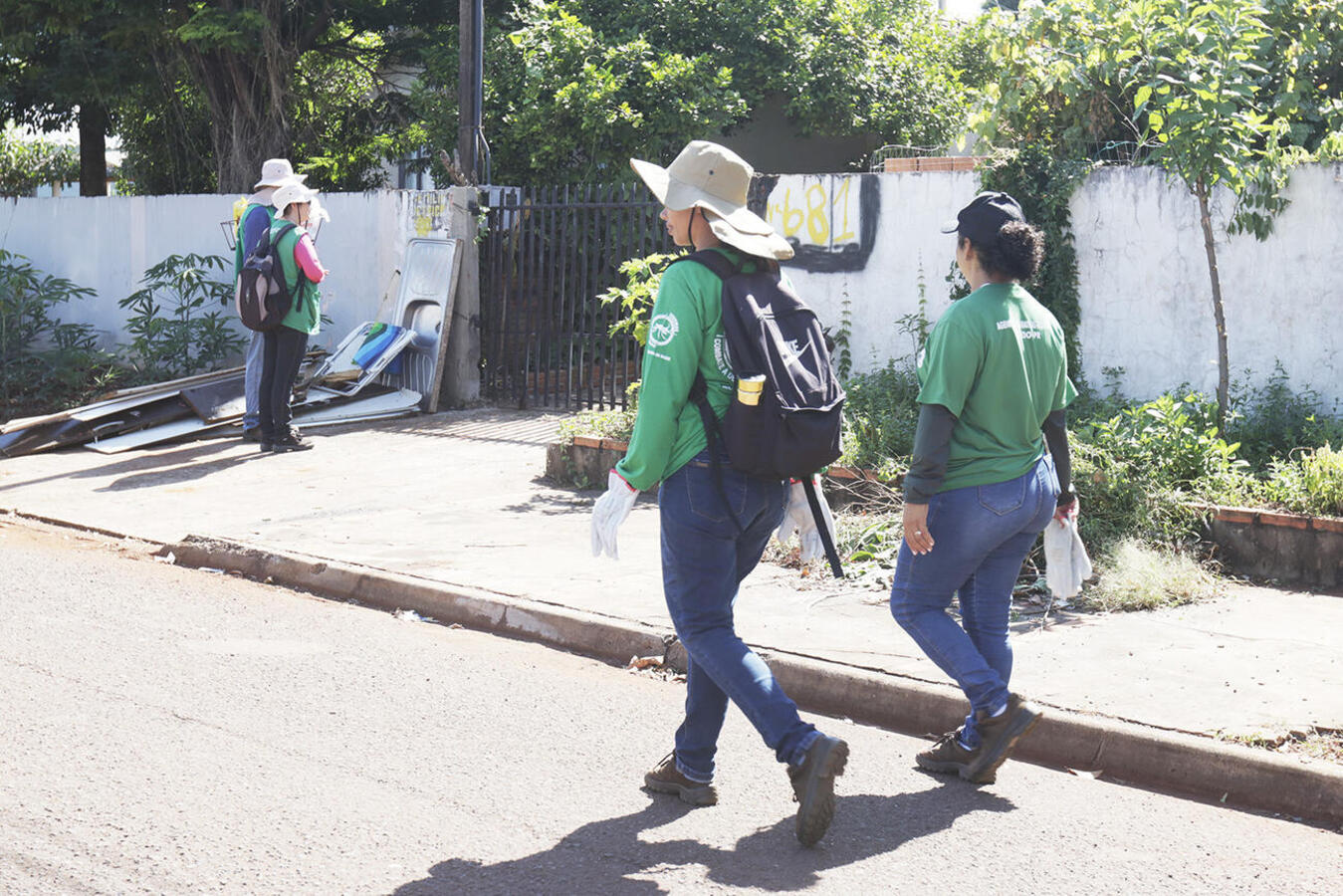 Entre segunda e quinta (18 a 21), objetos que podem servir de criadouro para o Aedes aegypti e resíduos volumosos foram colocados pelos moradores na frente das casas