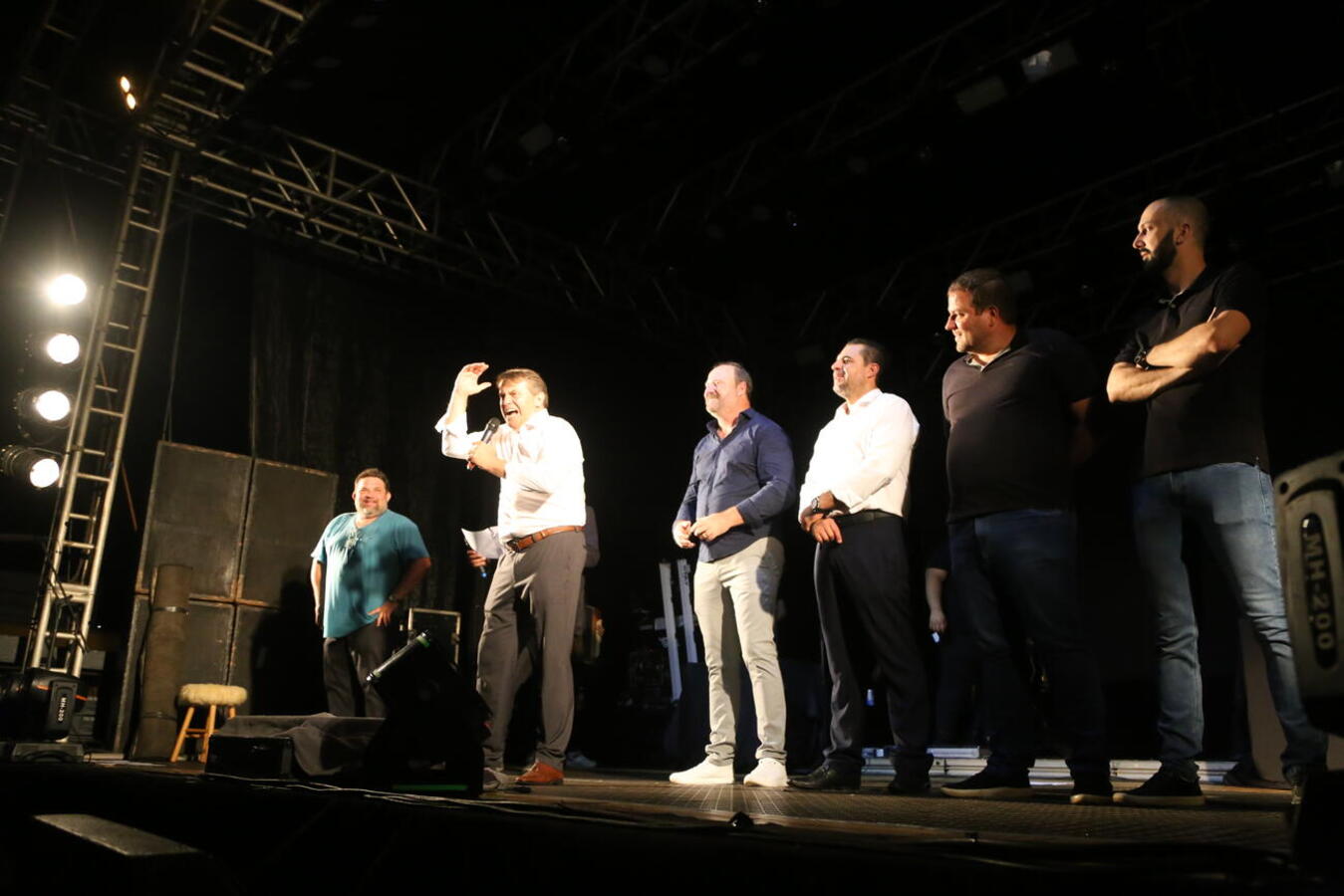 Multidão prestigia show de Guilherme e Santiago para comemorar os 71 anos de Toledo