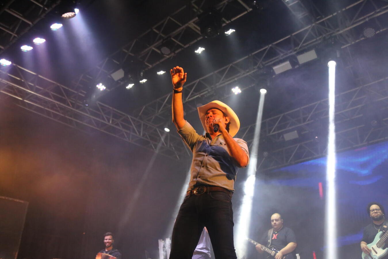 Multidão prestigia show de Guilherme e Santiago para comemorar os 71 anos de Toledo