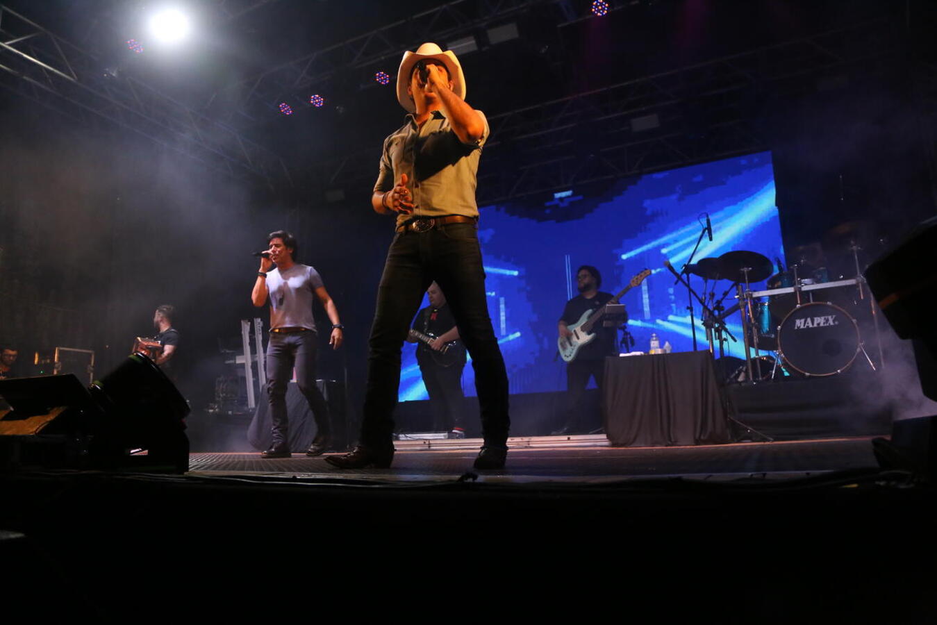 Multidão prestigia show de Guilherme e Santiago para comemorar os 71 anos de Toledo