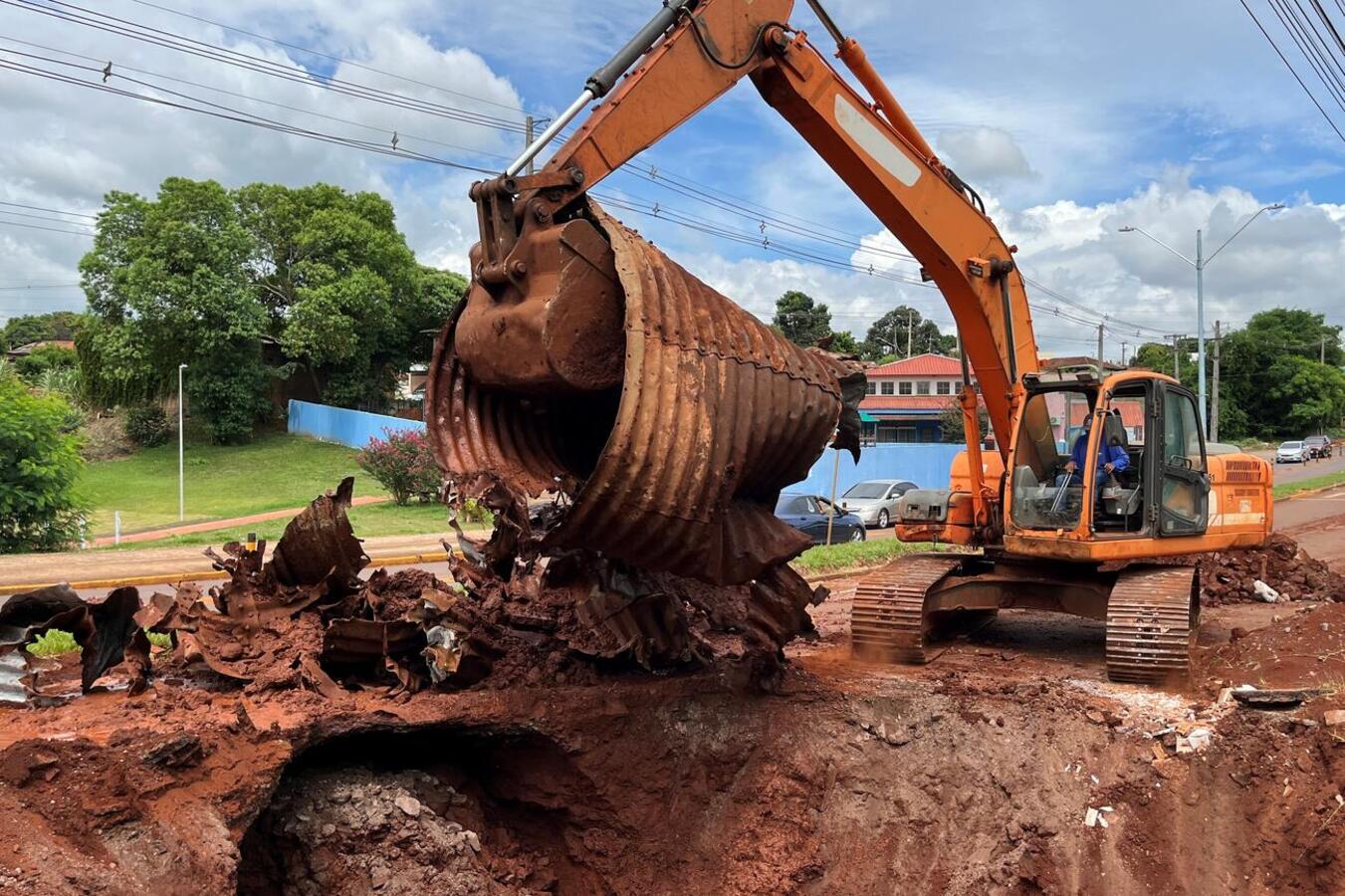 A troca se dá pelo comprometimento do atual tubo de aço corrugado que fazia a transposição da Sanga Pinheirinho.