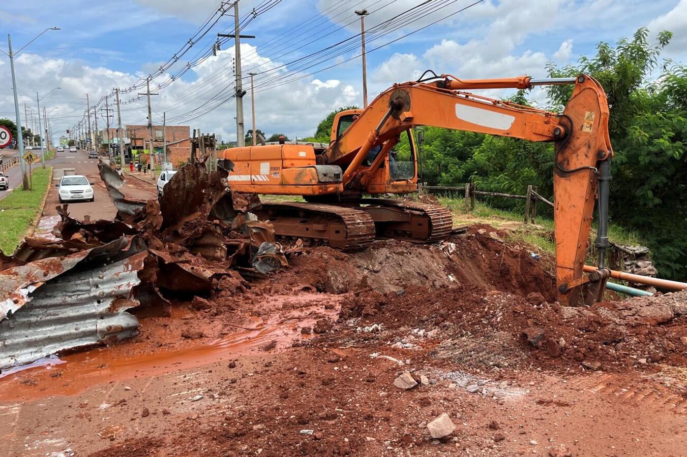 A troca se dá pelo comprometimento do atual tubo de aço corrugado que fazia a transposição da Sanga Pinheirinho.
