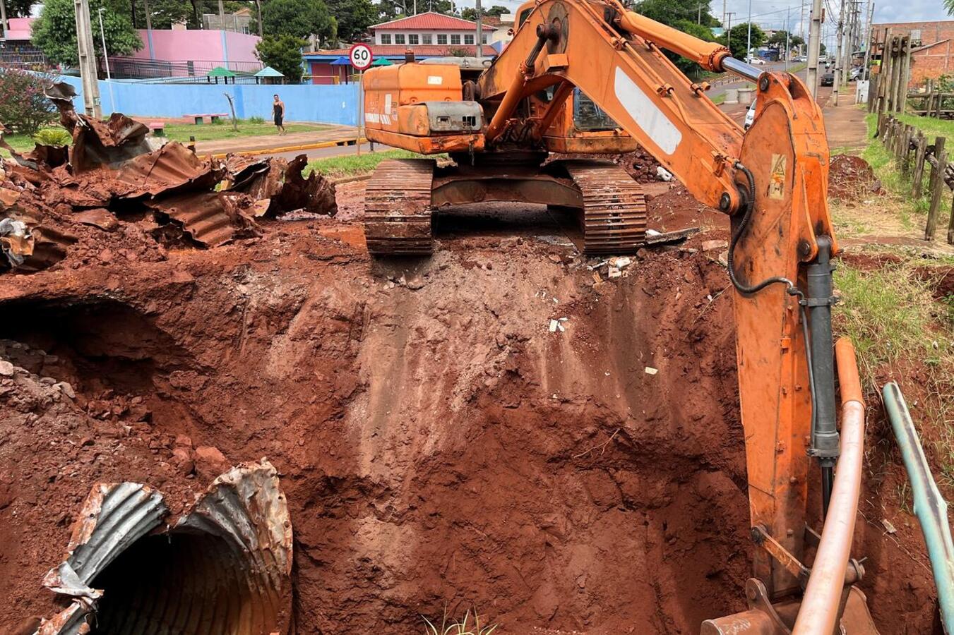 A troca se dá pelo comprometimento do atual tubo de aço corrugado que fazia a transposição da Sanga Pinheirinho.