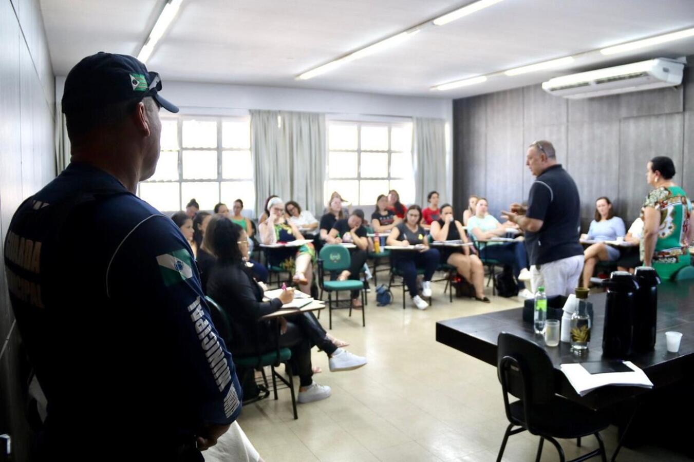 Diretores e coordenadores participaram nesta segunda-feira (29) de reunião que contou com a presença do prefeito e do secretário de Segurança e Mobilidade Urbana