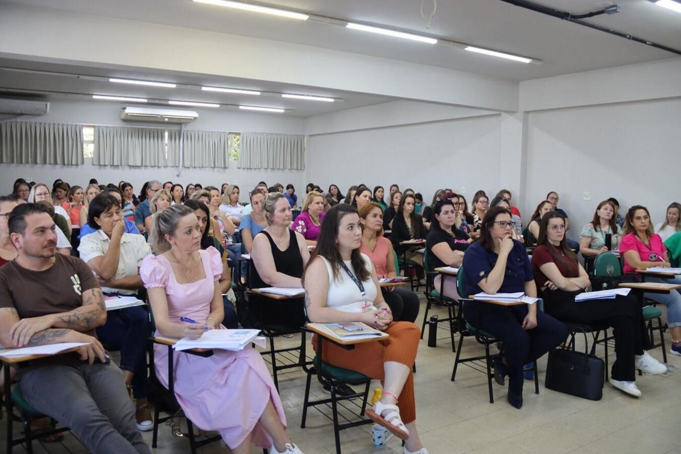 Diretores e coordenadores participaram nesta segunda-feira (29) de reunião que contou com a presença do prefeito e do secretário de Segurança e Mobilidade Urbana