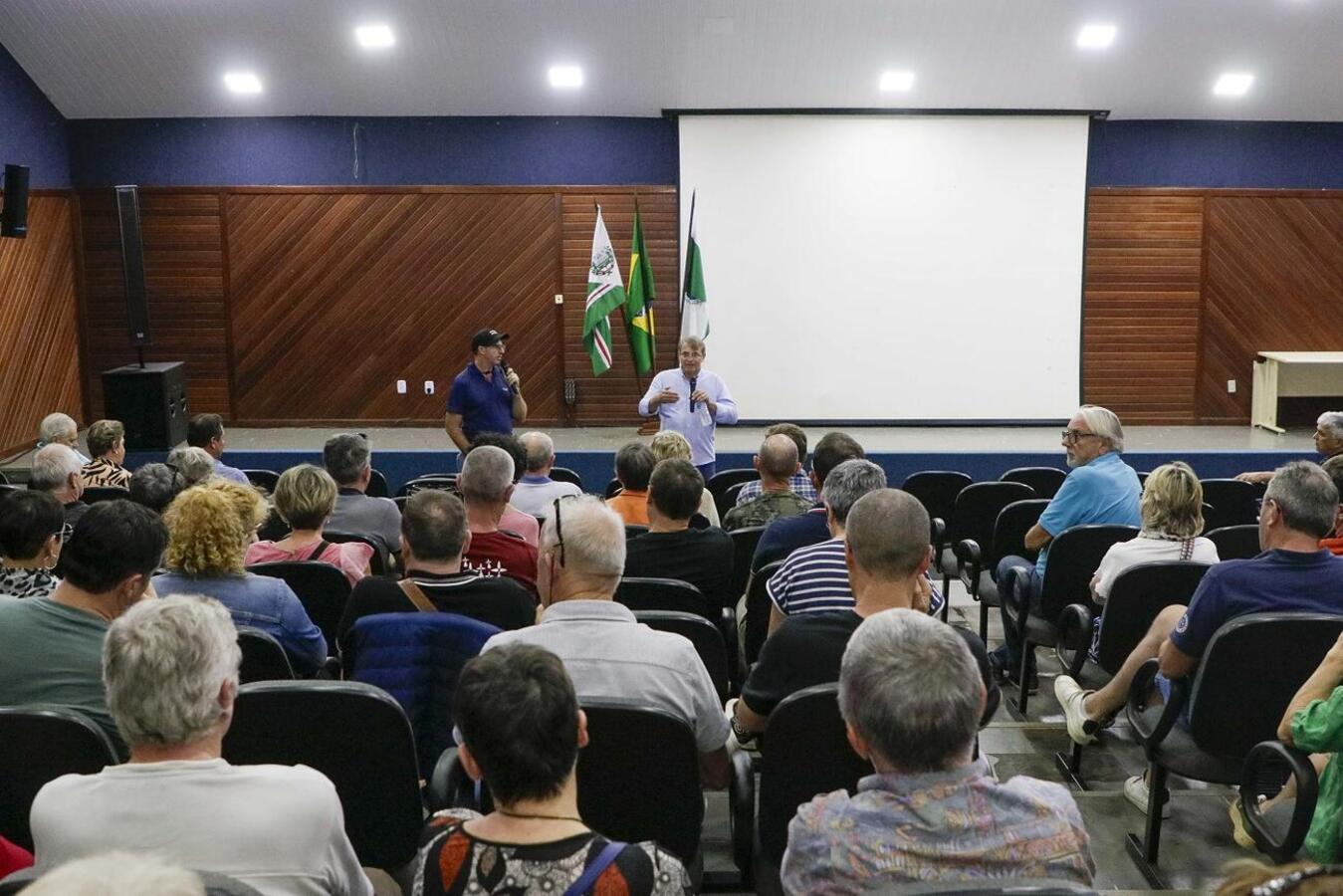 Grupo formado por 45 profissionais que atuam neste segmento conheceu, nesta quinta-feira (25), granjas, Biopark e Centro de Eventos de Eventos Ismael Sperafico