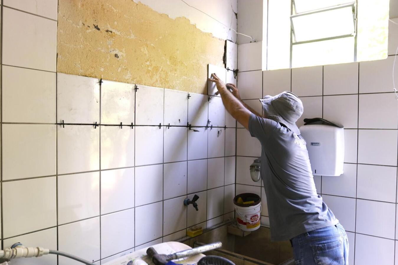 Equipes da Secretaria da Infraestrutura Rural e Urbana e de Serviços Públicos estão aproveitando o período sem aulas para realizar intervenções nos estabelecimentos