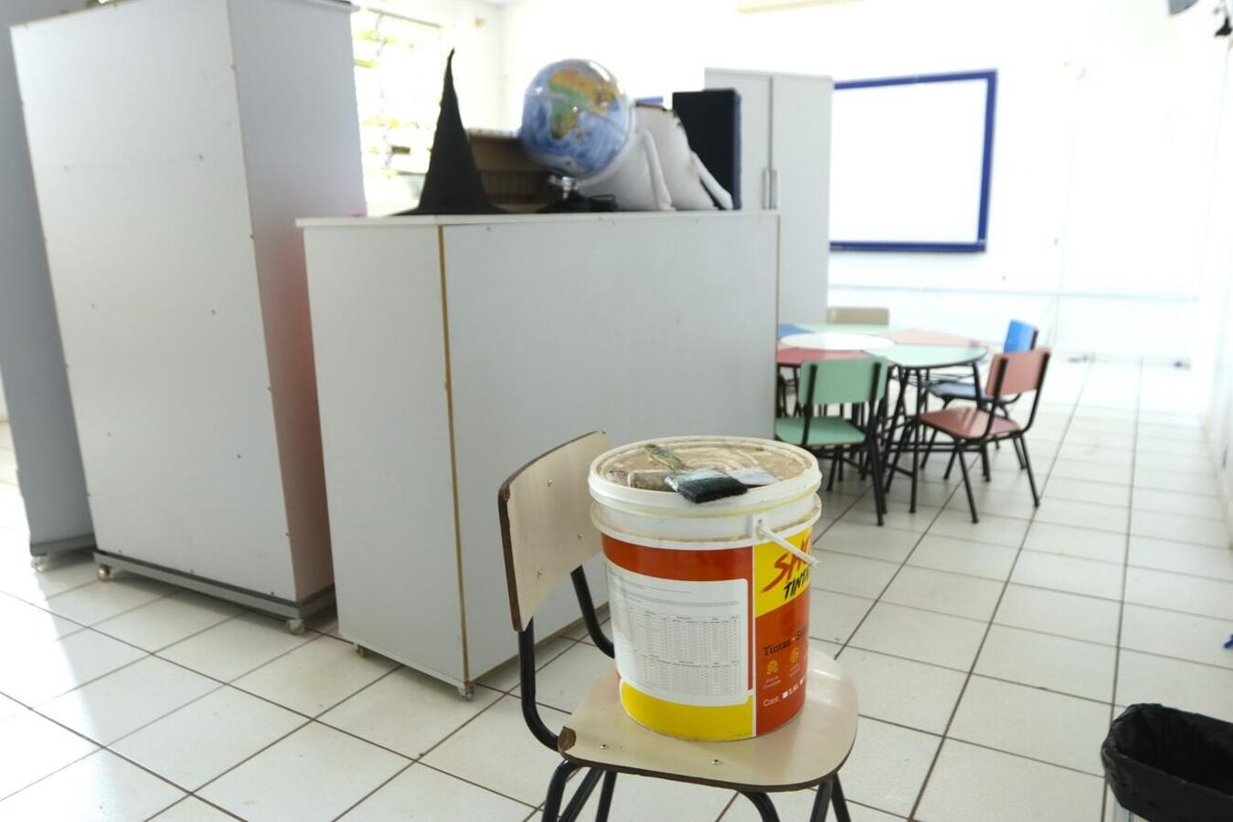 Equipes da Secretaria da Infraestrutura Rural e Urbana e de Serviços Públicos estão aproveitando o período sem aulas para realizar intervenções nos estabelecimentos