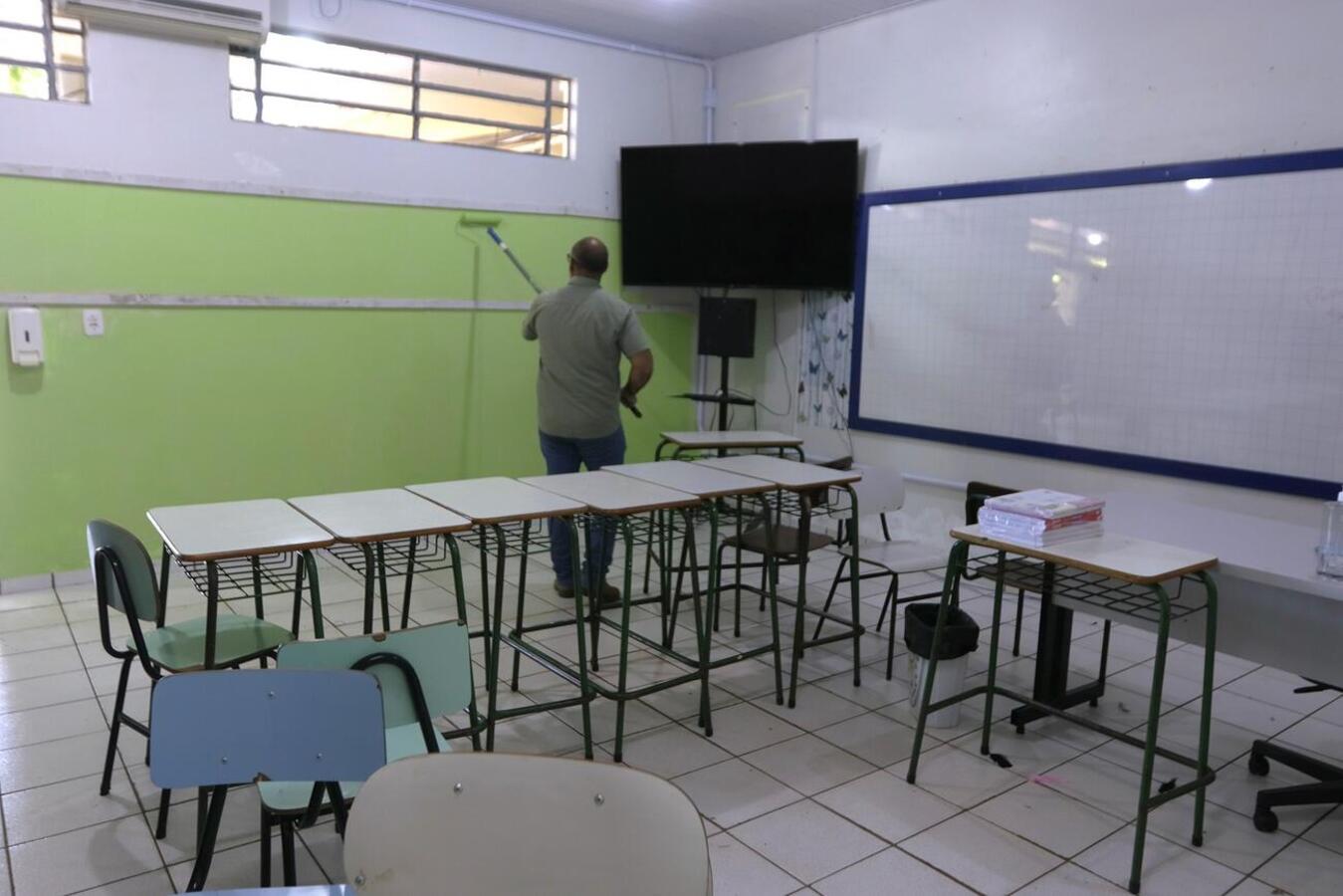 Equipes da Secretaria da Infraestrutura Rural e Urbana e de Serviços Públicos estão aproveitando o período sem aulas para realizar intervenções nos estabelecimentos