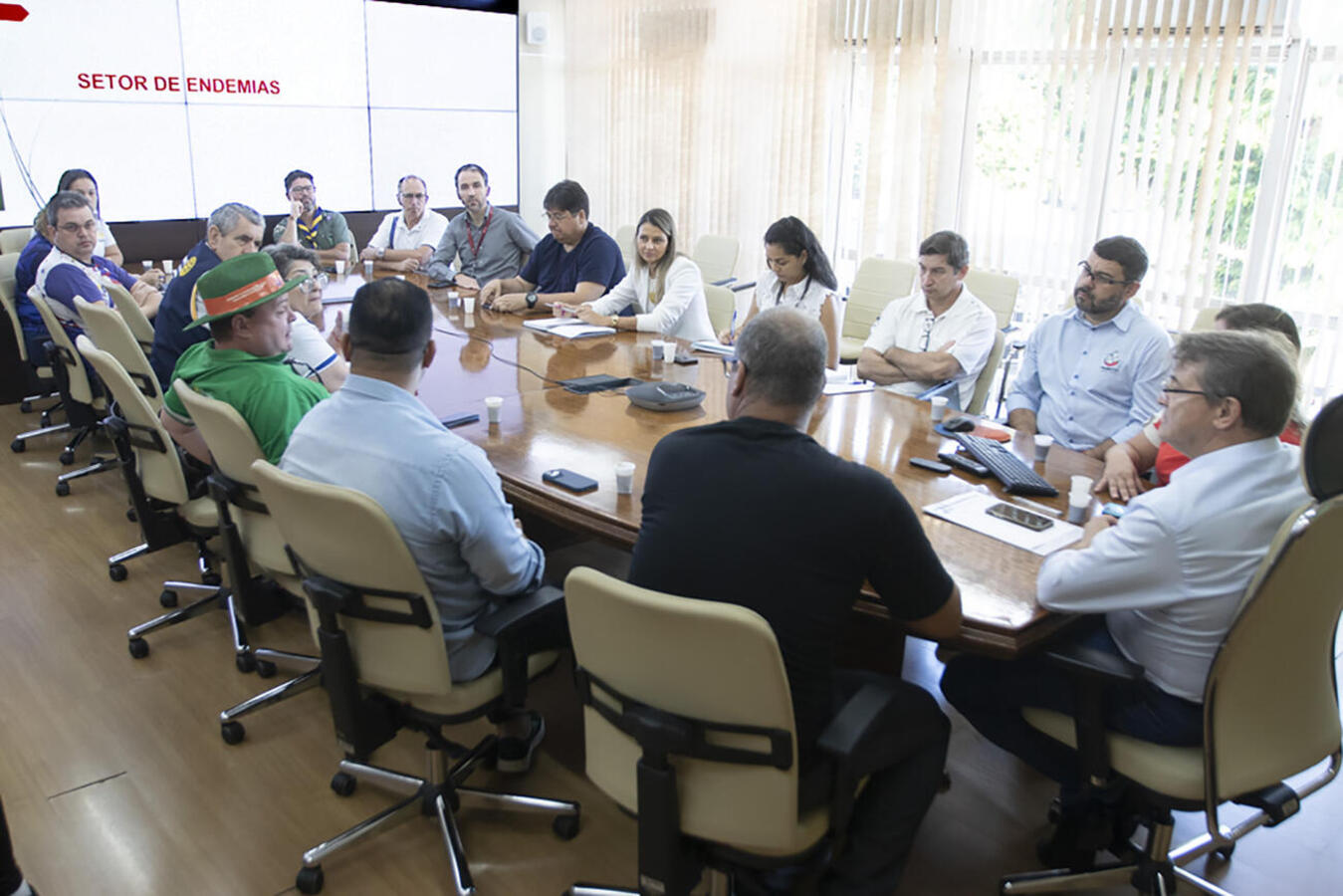 Em reunião na manhã desta terça (30), prefeito apresentou aos presentes um panorama da doença e falou sobre as ações que o município tem realizado