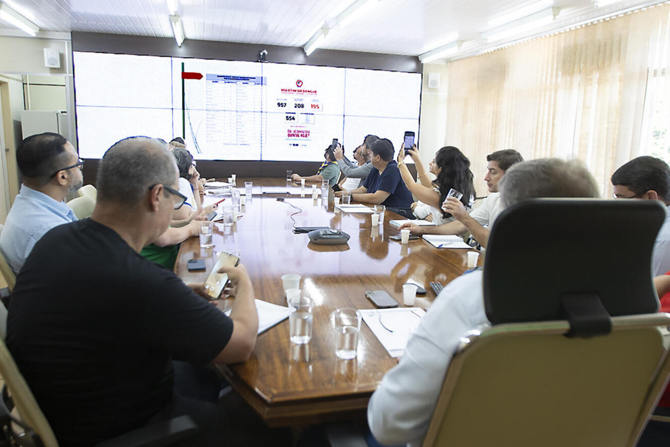 Em reunião na manhã desta terça (30), prefeito apresentou aos presentes um panorama da doença e falou sobre as ações que o município tem realizado