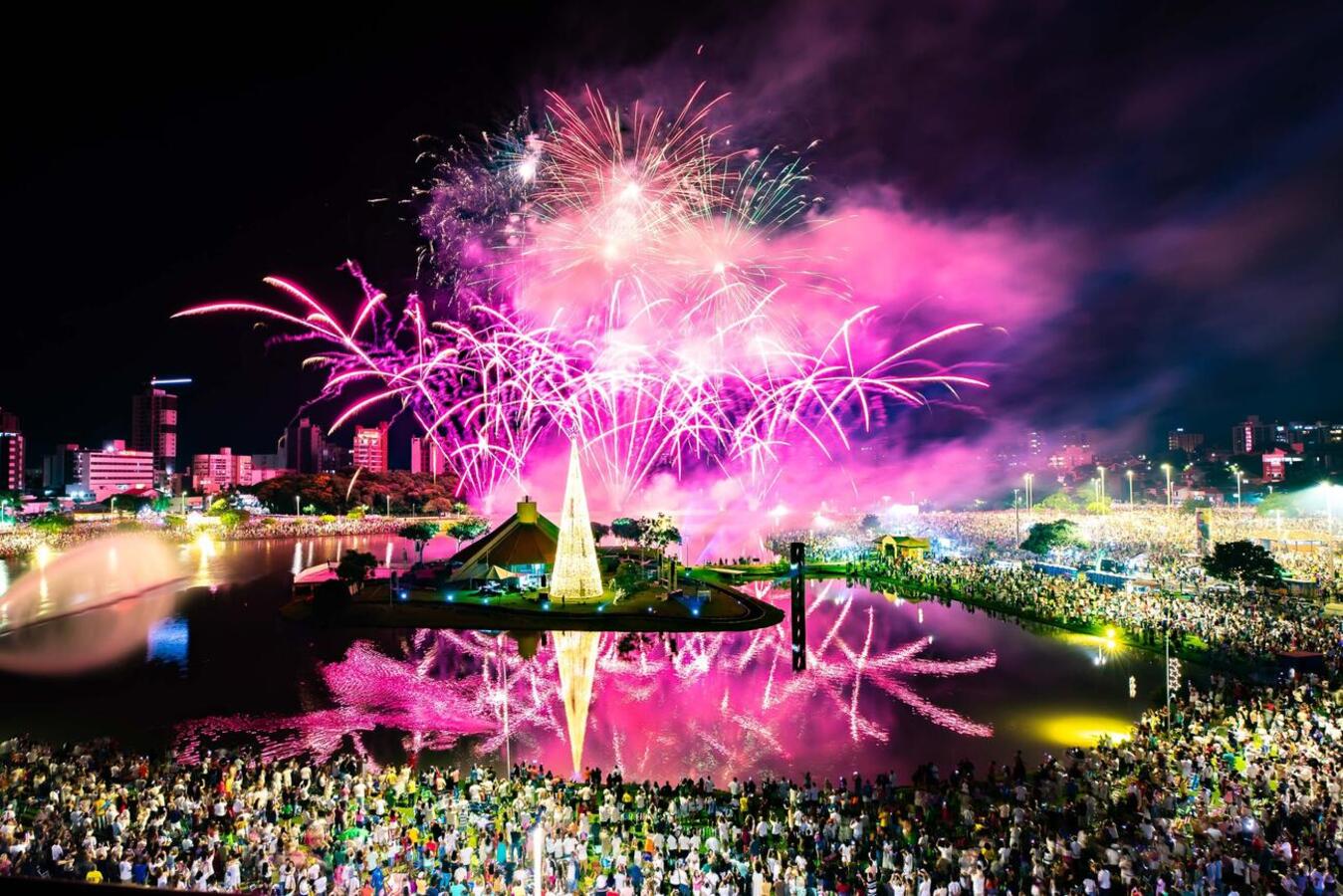 O Ano Novo de 2024 foi recebido com um show pirotécnico de 16 minutos no Parque Ecológico Diva Paim Barth e reuniu mais de 50 mil pessoas
