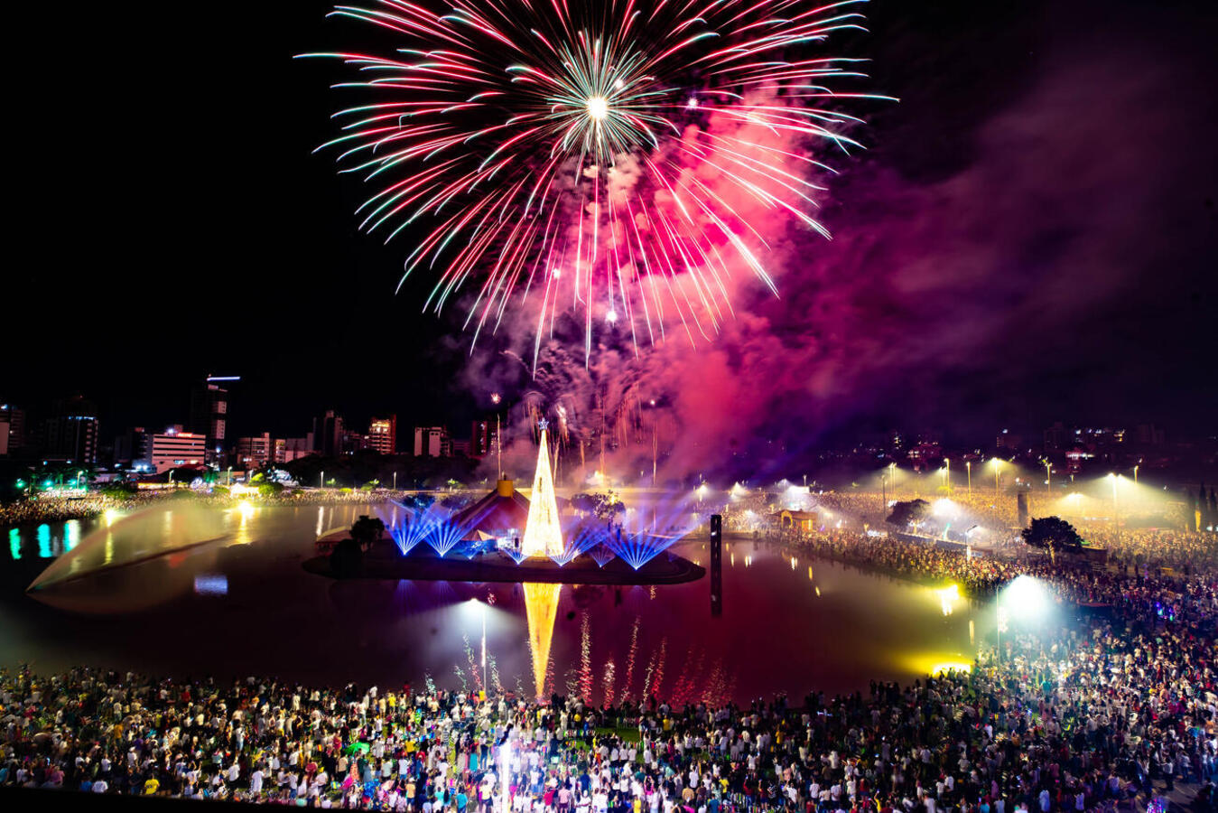 O Ano Novo de 2024 foi recebido com um show pirotécnico de 16 minutos no Parque Ecológico Diva Paim Barth e reuniu mais de 50 mil pessoas