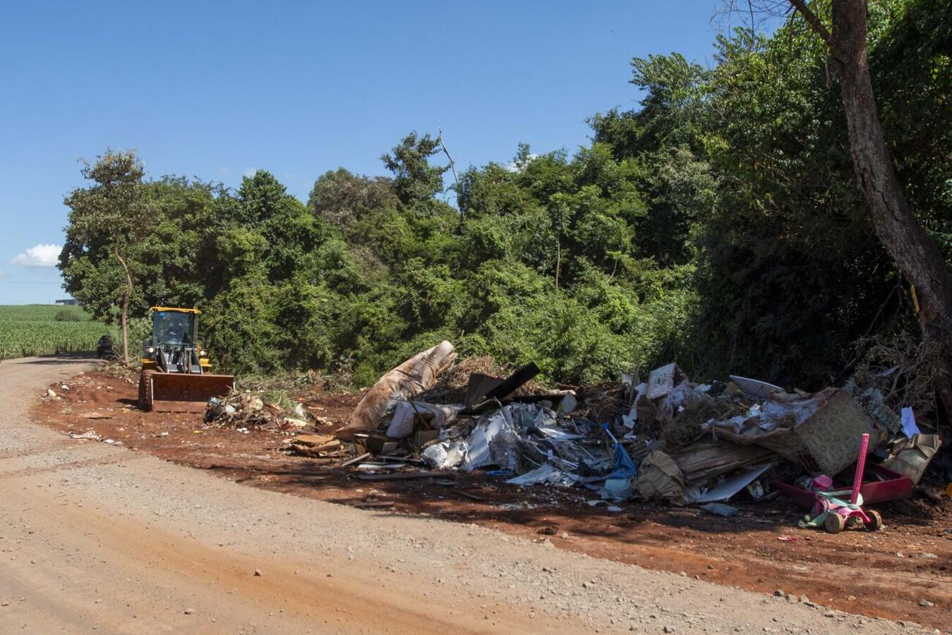 Ação ocorreu na manhã desta terça-feira (25) em área na região do Pinheirinho; além de crime ambiental, prática representa perigo para a saúde pública