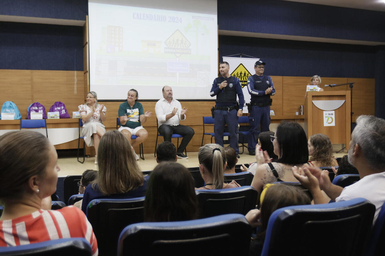 Solenidade realizada na manhã desta quarta (6) reconheceu o trabalho realizado por 13 estudantes do 4º ano, que receberam certificado e kit com vários presentes
