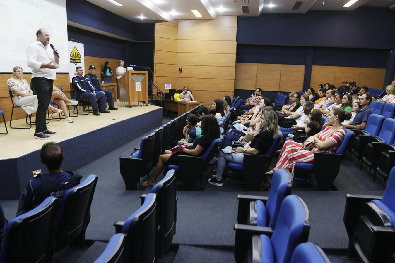 Solenidade realizada na manhã desta quarta (6) reconheceu o trabalho realizado por 13 estudantes do 4º ano, que receberam certificado e kit com vários presentes