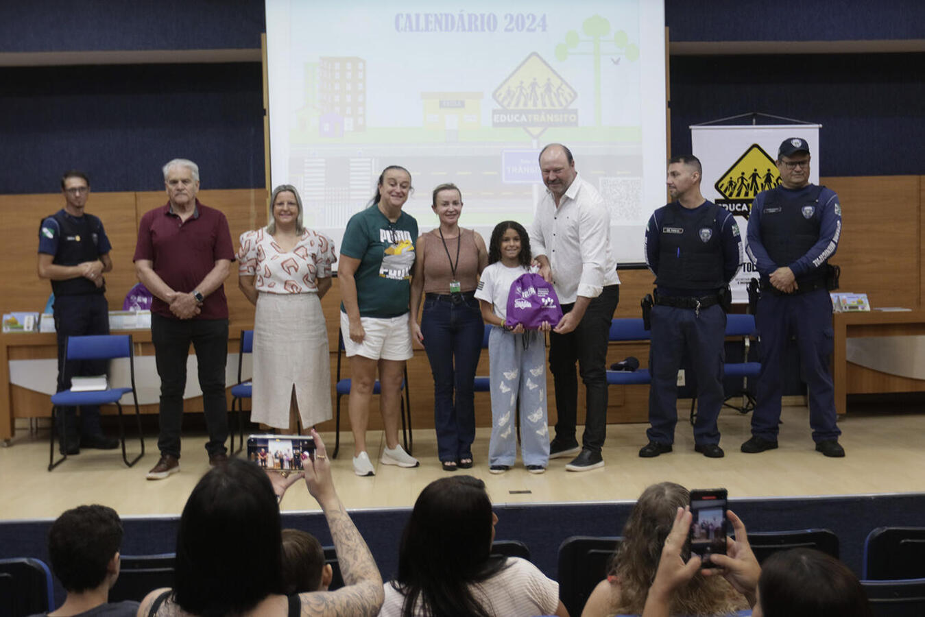Solenidade realizada na manhã desta quarta (6) reconheceu o trabalho realizado por 13 estudantes do 4º ano, que receberam certificado e kit com vários presentes