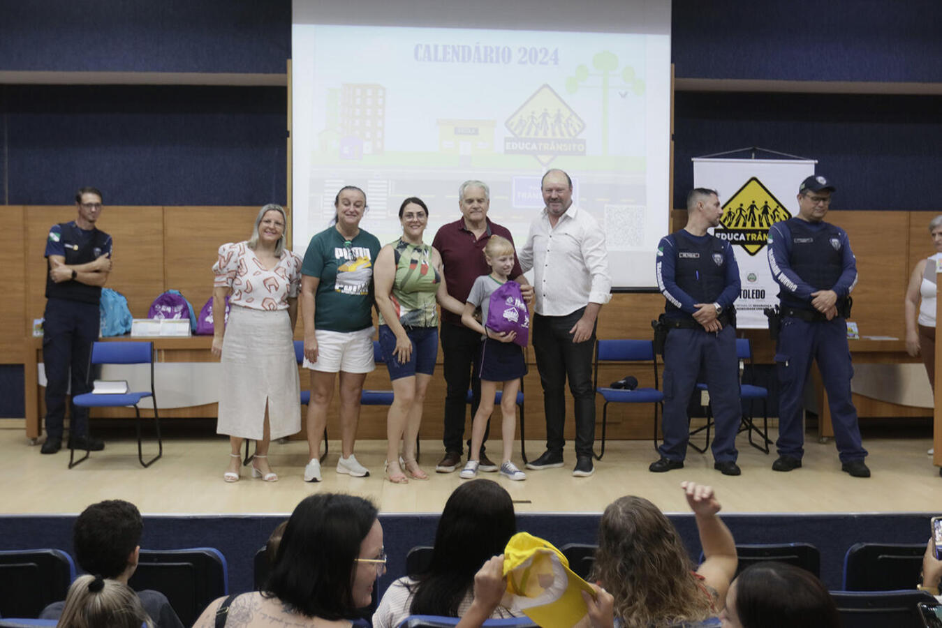 Solenidade realizada na manhã desta quarta (6) reconheceu o trabalho realizado por 13 estudantes do 4º ano, que receberam certificado e kit com vários presentes