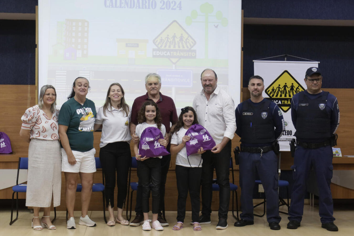Solenidade realizada na manhã desta quarta (6) reconheceu o trabalho realizado por 13 estudantes do 4º ano, que receberam certificado e kit com vários presentes