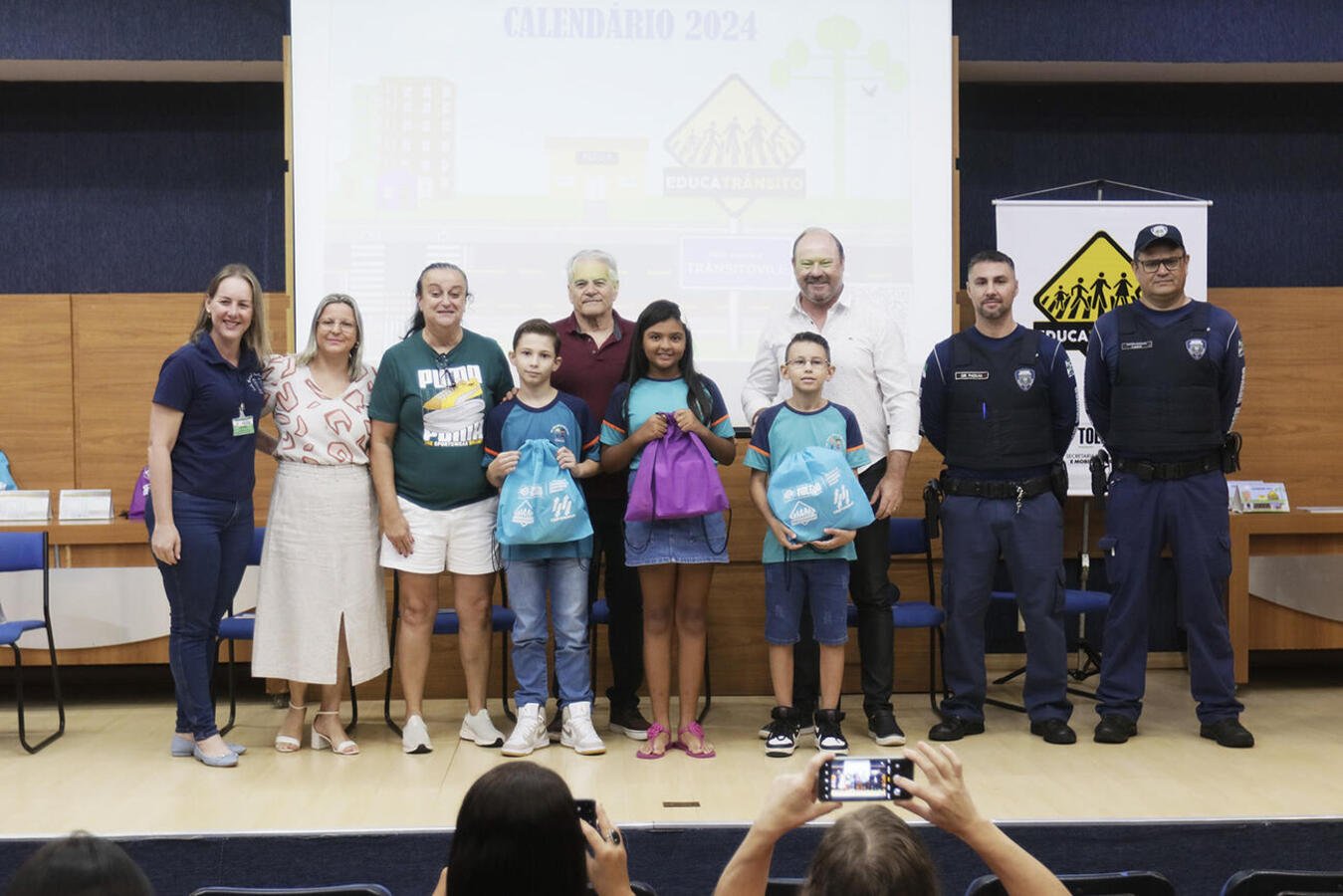 Solenidade realizada na manhã desta quarta (6) reconheceu o trabalho realizado por 13 estudantes do 4º ano, que receberam certificado e kit com vários presentes