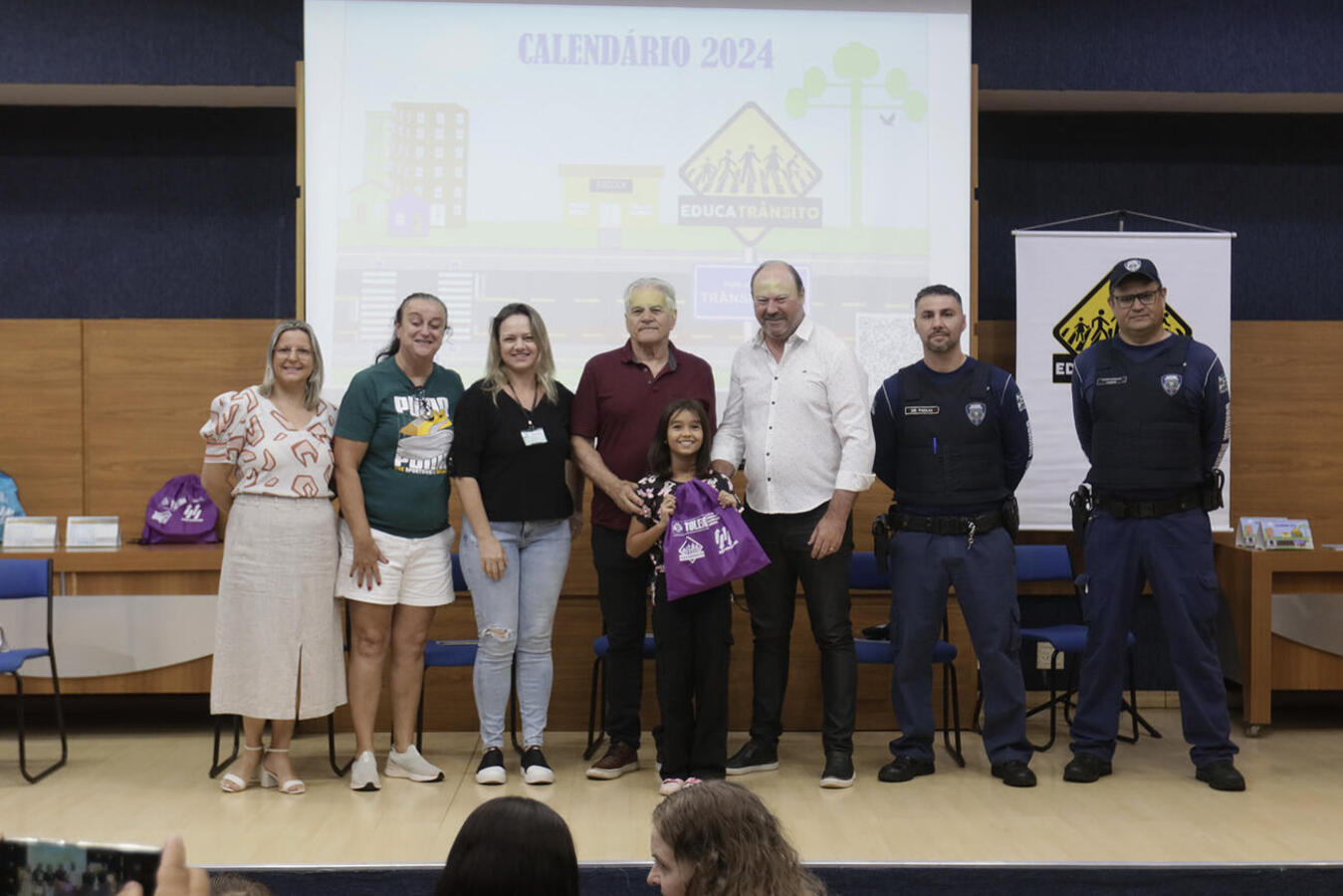 Solenidade realizada na manhã desta quarta (6) reconheceu o trabalho realizado por 13 estudantes do 4º ano, que receberam certificado e kit com vários presentes