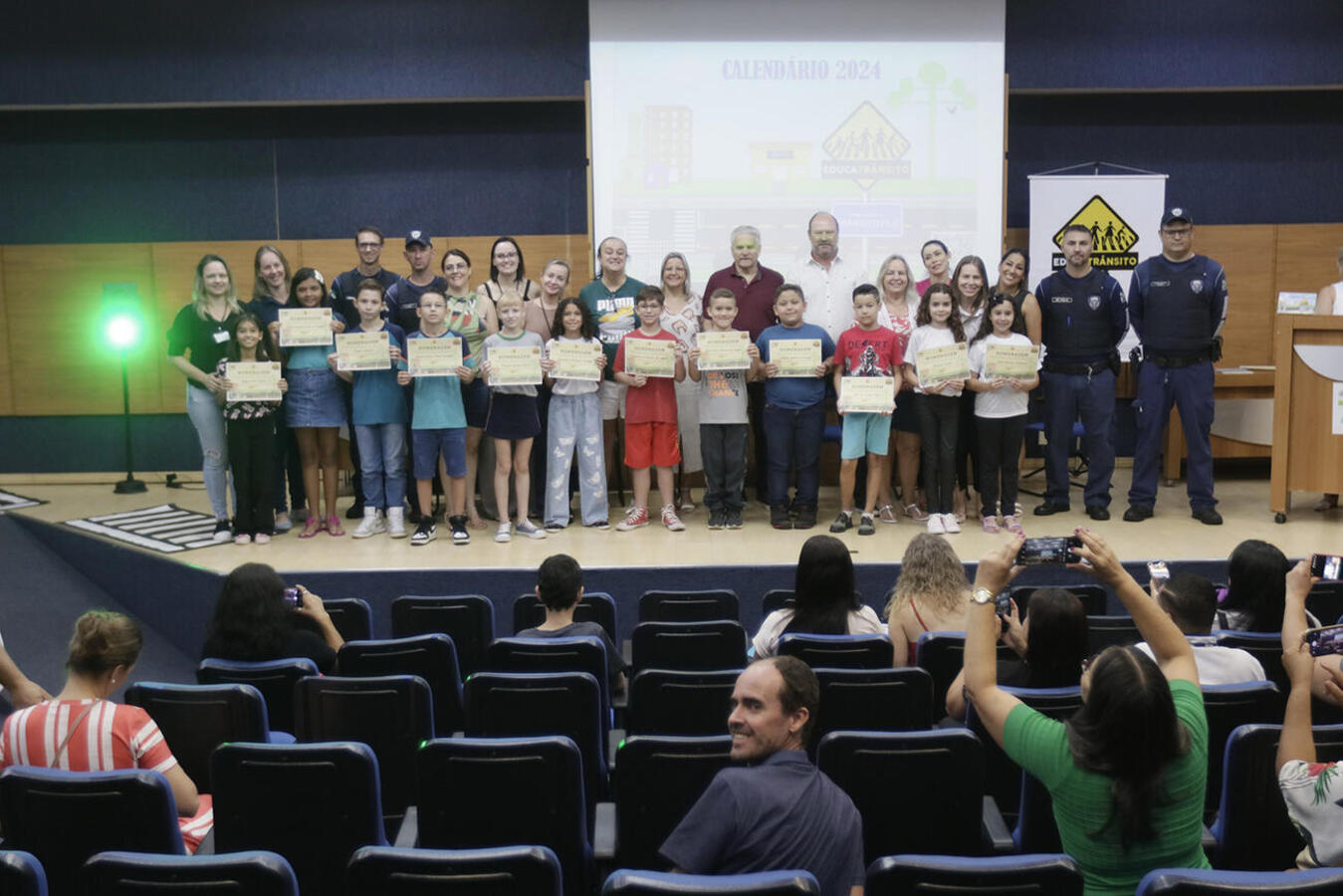 Solenidade realizada na manhã desta quarta (6) reconheceu o trabalho realizado por 13 estudantes do 4º ano, que receberam certificado e kit com vários presentes