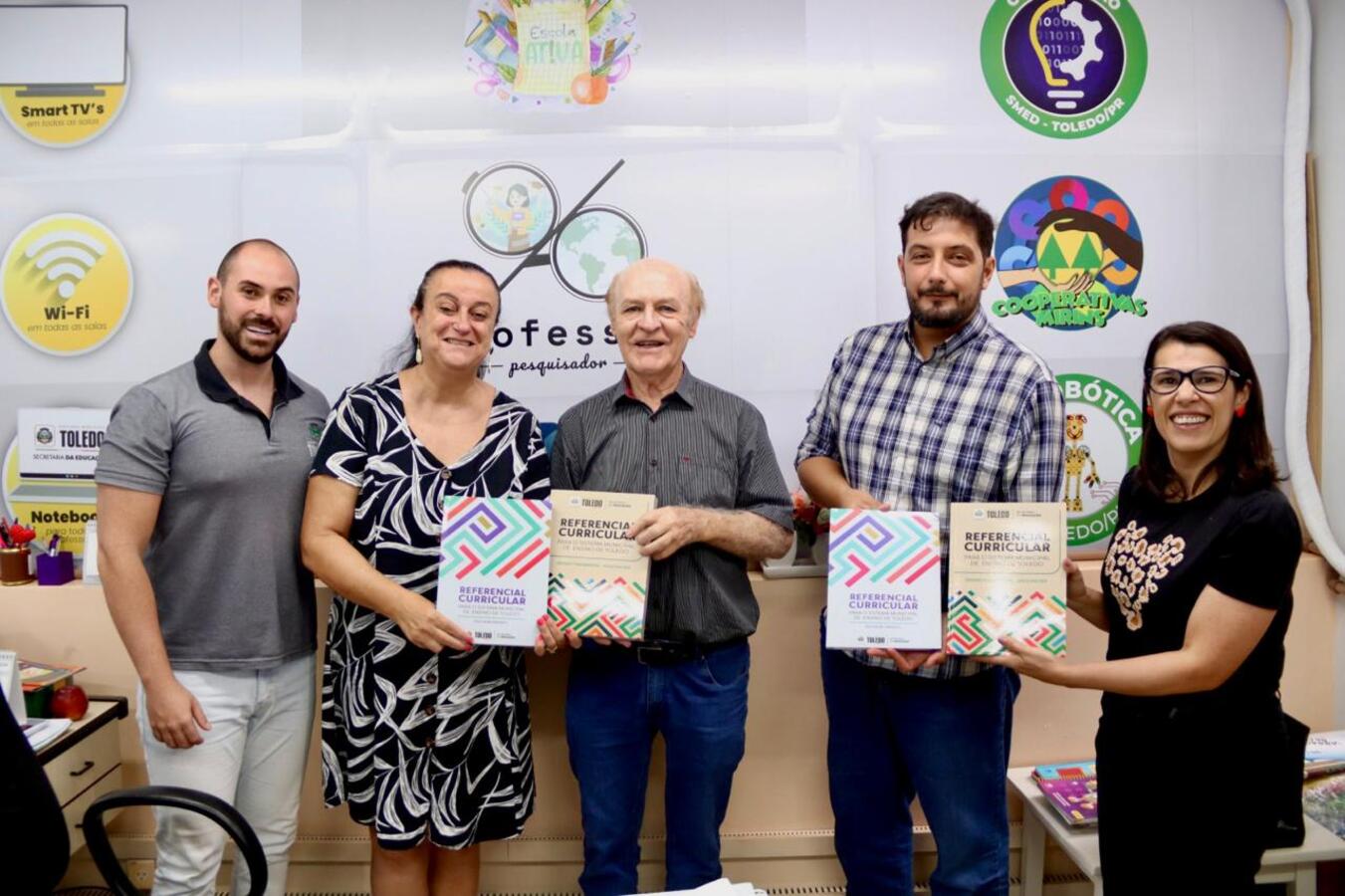 A Secretaria Municipal da Educação (Smed) realizou, nesta segunda-feira (18), a entrega oficial de exemplares do Referencial Curricular Próprio do Sistema Municipal de Ensino de Toledo ao integrante do Conselho Estadual da Educação (CEE/PR), Flávio Scherer. O conselheiro recebeu os dois volumes do documento, um voltado para a Educação Infantil e outro para o Ensino Fundamental/Anos Iniciais (1º ao 5º ano).  Durante a entrega, a secretária da Educação, Marli Gonçalves Costa, ressaltou a importância da colabo