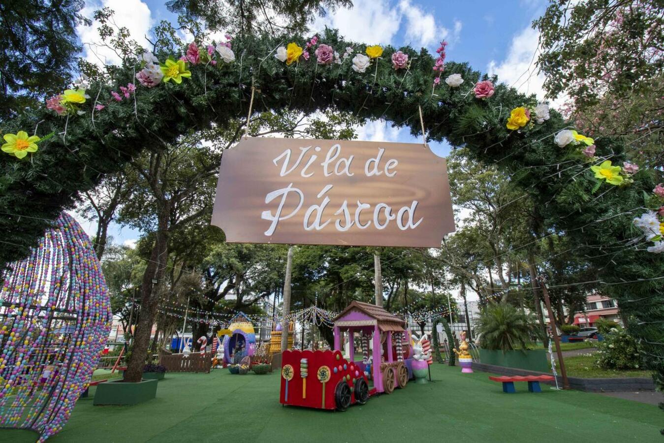 As famílias podem visitar a Vila de Páscoa na Praça Willy Barth, o Largo São Vicente de Paulo, a Rua Barão do Rio Branco ou o Parque Ecológico Diva Paim Barth