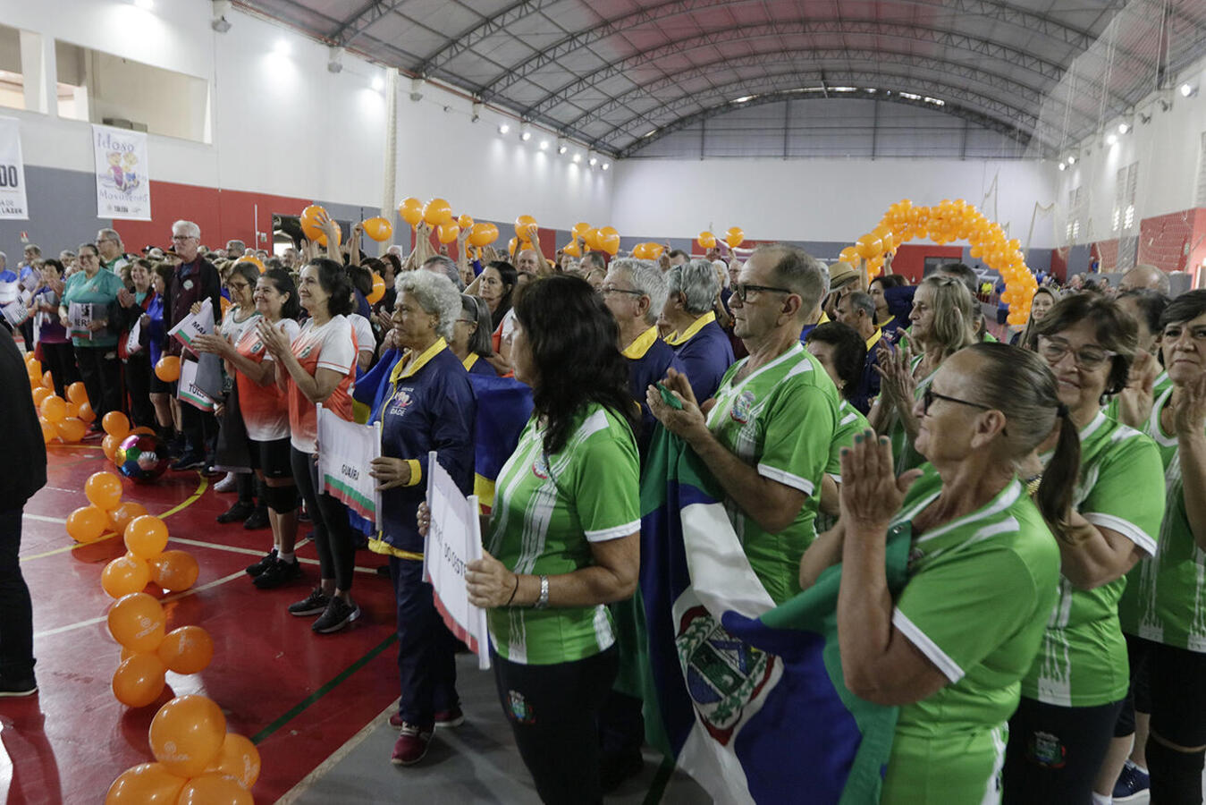 Mais de 320 atletas participam de competições em cinco modalidades diferentes, todas adaptadas para competidores com mais de 60 anos