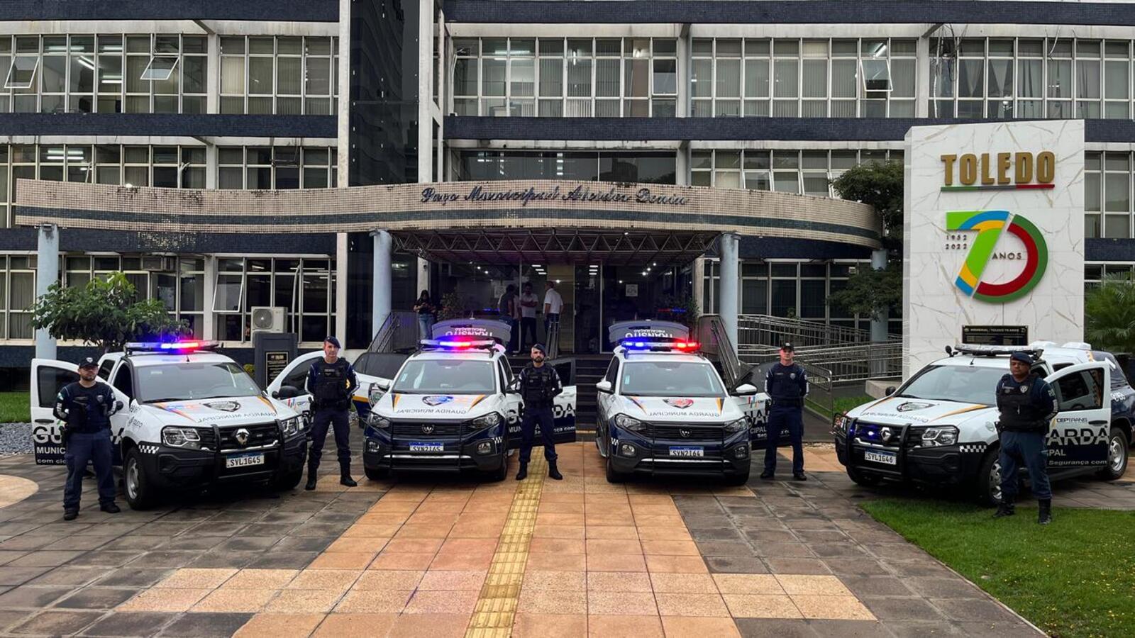 Os veículos foram entregues na manhã desta segunda-feira (15) em frente ao Paço Municipal