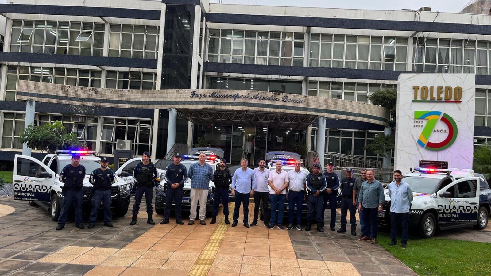 Os veículos foram entregues na manhã desta segunda-feira (15) em frente ao Paço Municipal